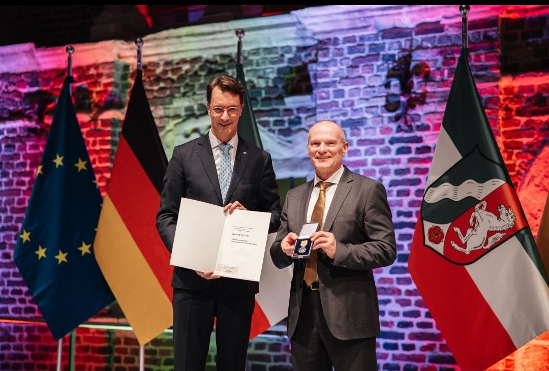 RobertScheib1's tweet photo. Vergabe der Landesrettungsmedaille am 7. November 2025 von Ministerpräsident Hendrik Wüst an Robert Scheib und im Gespräch mit Innenminister Herbert Reul #Danke #Opferschutz #Zivilcourage #Mut #Helden 

Bildquelle: Privat und Land NRW/Marcel Kusch https://t.co/loXABHwdWy