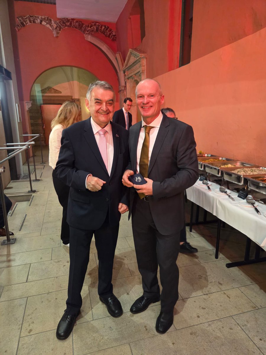 RobertScheib1's tweet photo. Vergabe der Landesrettungsmedaille am 7. November 2025 von Ministerpräsident Hendrik Wüst an Robert Scheib und im Gespräch mit Innenminister Herbert Reul #Danke #Opferschutz #Zivilcourage #Mut #Helden 

Bildquelle: Privat und Land NRW/Marcel Kusch https://t.co/loXABHwdWy
