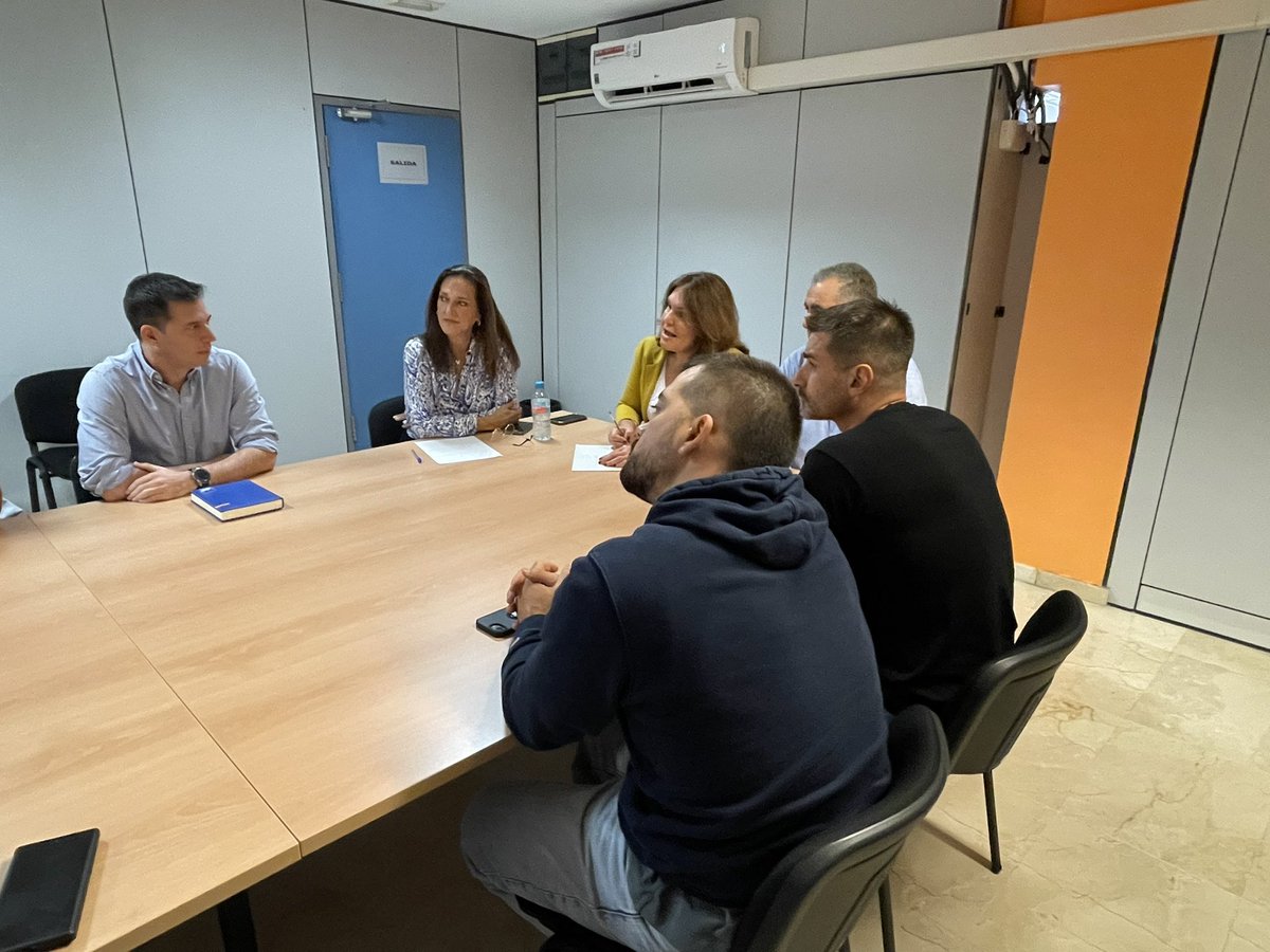 Hoy nos hemos reunido con sindicatos y asociaciones profesionales para preparar el <a href="/lpacarnaval/">Carnaval LPGC</a> 2026, que cumple 50 años. 

Un evento de esta envergadura exige máxima planificación y coordinación en seguridad, donde la experiencia de la <a href="/policia/">Policía Nacional</a> y sus profesionales es clave