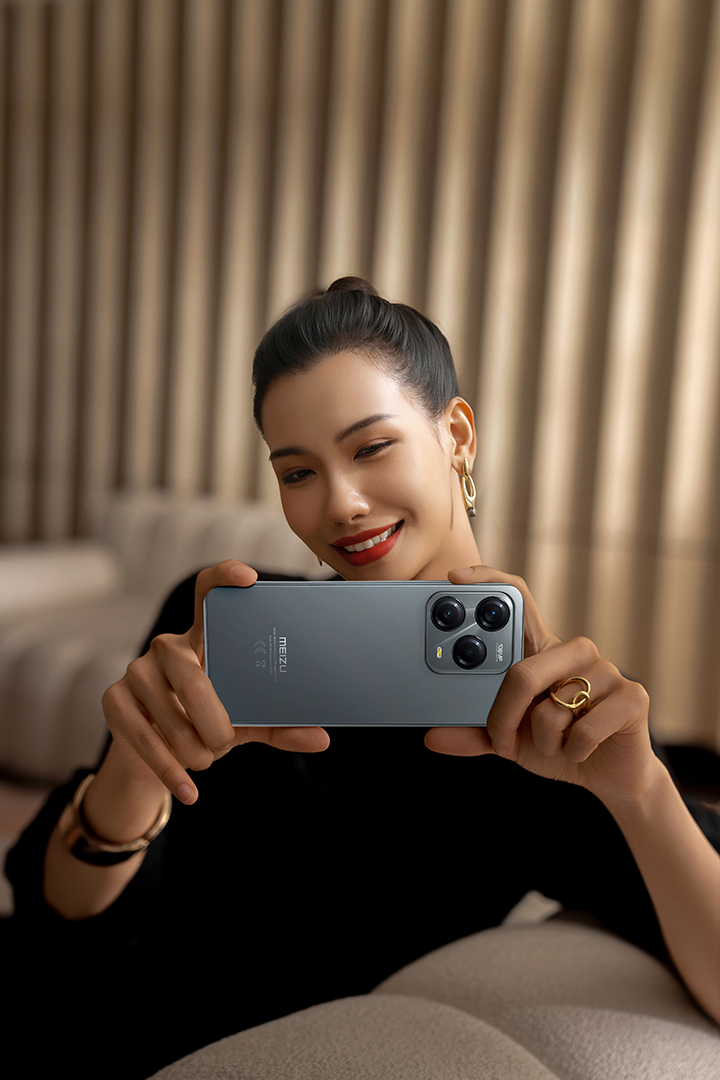MEIZU's tweet image. Sleek design meets powerful performance in the #MeizuNote22. Capture every moment with its stunning camera system, all wrapped in this elegant matte finish. Your new everyday companion for style and substance. 📸✨

#MeizuNote22 #Meizu #Smartphone #MobilePhone #CameraPhone