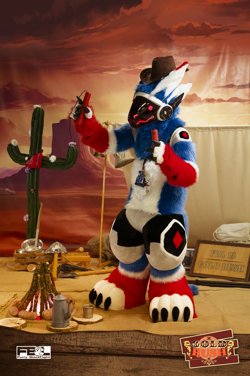 Circuit_Wolfy's tweet image. Howdy, to mine the gold I have a really really good idea!!

Kabooooom?? OwO

Picture from the Photoshoot during FBL13
#circuitwolfy #fursuitfriday #fbl13 #protogen