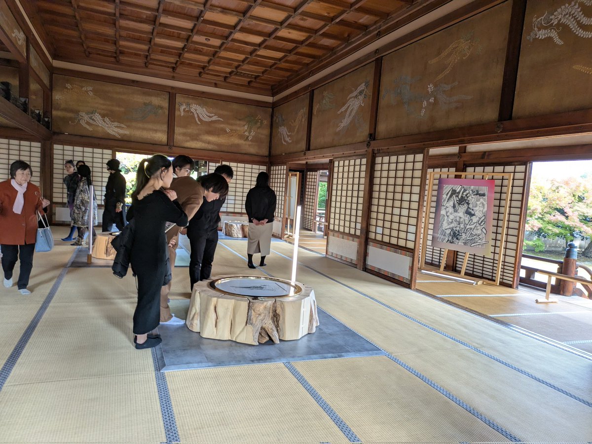 putimanjyu05's tweet photo. ジョジョリトグラフ展で東本願寺行ってきた〜 https://t.co/0H2BacgvSk