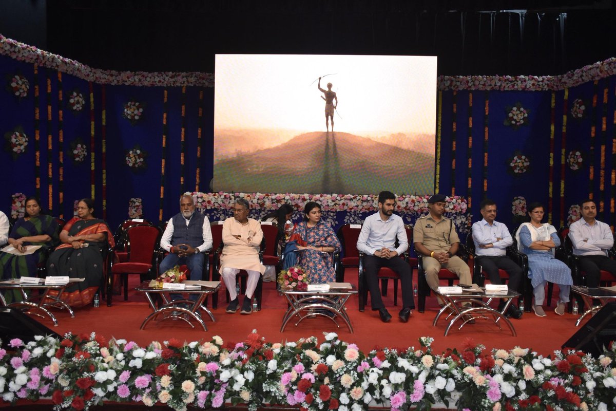 ddojamnagar2's tweet photo. ભગવાન બિરસા મુંડાની 150મી જન્મજયંતિ નિમિતે માન.મંત્રી શ્રીમતી@Rivaba4BJPની અધ્યક્ષતામાં જનજાતિય ગૌરવ વર્ષની ઉજવણી સહ 21773.61 લાખના 54 પ્રકલ્પોનું ઈ–ખાતમુહુર્ત તથા 2449.92 લાખના 106 પ્રકલ્પોનું ઈ-લોકાર્પણ કરવામાં આવ્યું

#JanJatiyaGauravVarsh

@CMOGuj @Bhupendrapbjp @InfoGujarat https://t.co/2ILvhYd6Fm