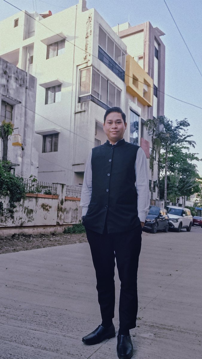 dharmajeetchak's tweet image. “Weather or seasons ke anusaar mera Rong-Rup Chehra Bodolte Rehta hai aur ushi ke sath-sath mera Jobs/Profession aur Jagah/Places bhi Bodolte Rehta hai.” 

“Zindagi yeeha nahi hai ki keol hum ek kone pe beth kar - rehkar jiye. Zindagi woh hai jho saaro disayo pe gum kar,...etc.