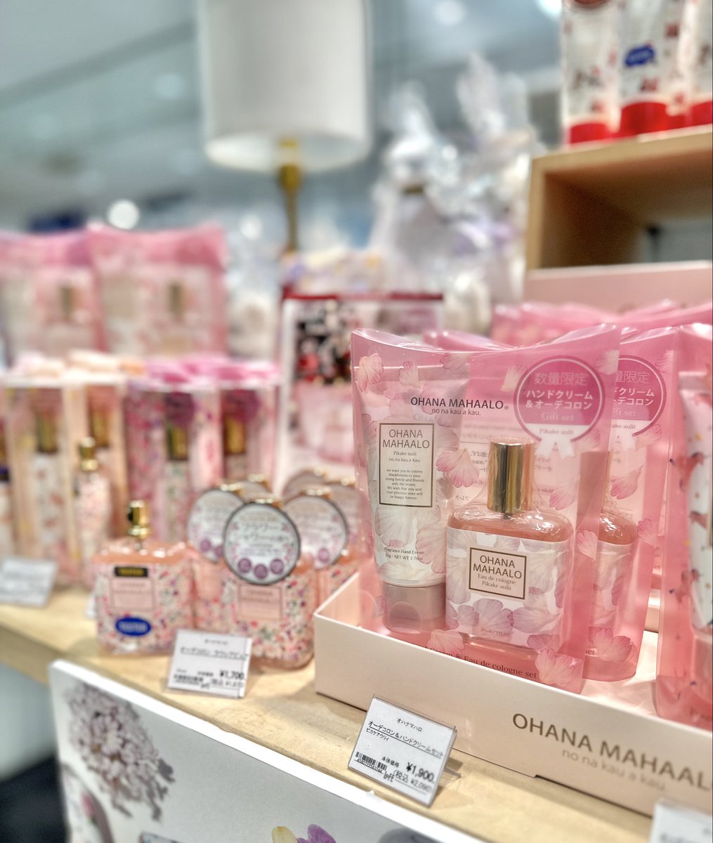 OHANAMAHAALO 10th🎉
かわいいデザインと豊富な香りで人気の #オハナマハロ が10周年🌺
ホリデイ限定の香りやセットアイテムなど、プレゼントにもご自分用にもお使いいただける商品を集めました🧸