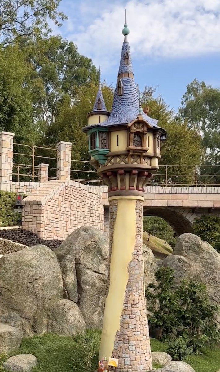 Mouseland_magic's tweet image. DISNEYLAND USA - Rapunzel’s Tower was added as part of the Storybook Land Canal Boats at Disneyland Park. Guests are seeing it today for the very first time during the ride. #disneyland