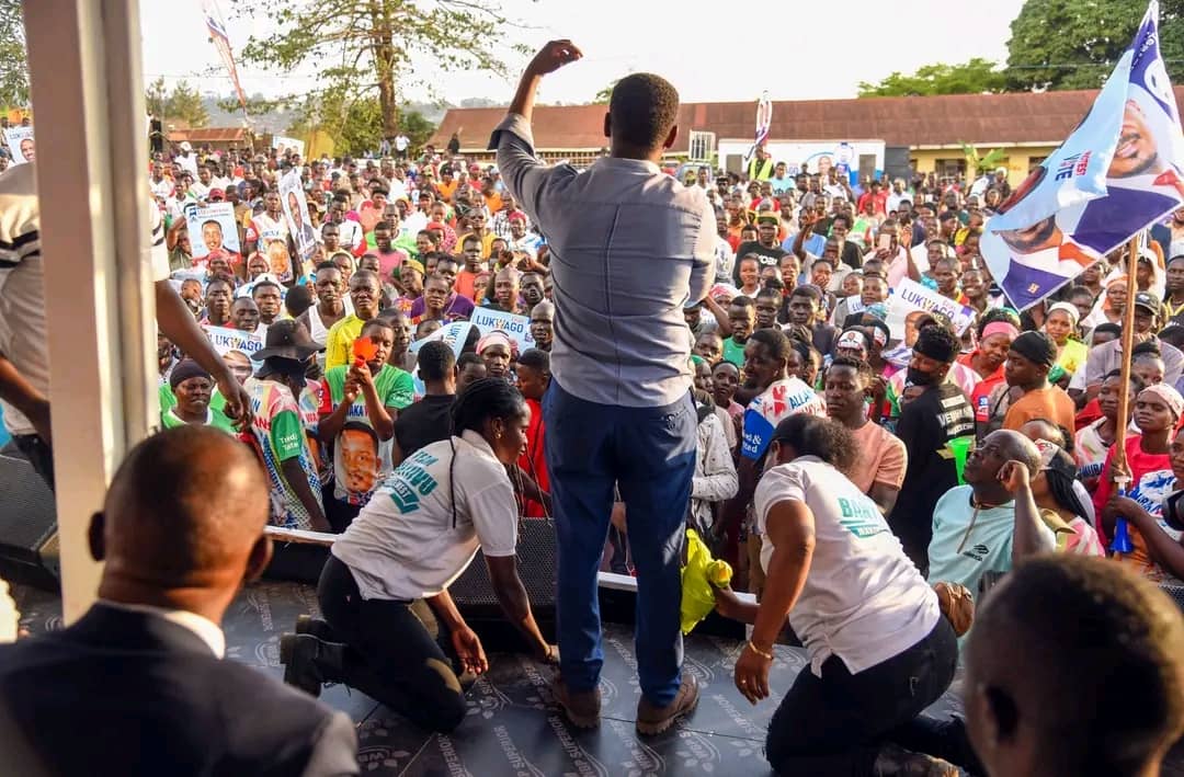 Omubaka wa Makindye West Owabwino Hon  Allan Ssewanyana olwavudde mu lukungaana lwa Lord Mayor Ssaalongo Erias Lukwago e Kawempe yasibidde ku kisaawe kya Katwe II Primary School e Nsambya Keviina mu lukungaana lwe gaggadde naye neyeesabira akalulu okuddamu okukiikirira ekitundu