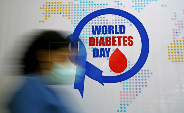 Día Mundial de la #Diabetes

Se conmemora el legado de Frederick Banting, descubridor de la insulina y busca concienciar sobre la prevención y el tratamiento de la diabetes. Su símbolo, el círculo azul, representa la unidad global en la lucha contra esta enfermedad. #EFEfototeca