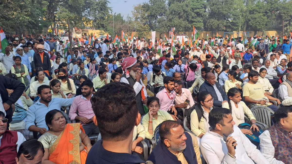 सरदार वल्लभभाई पटेल जी की स्मृति में आयोजित एकता रैली में मा० सदर विधायक जी एवं अन्य जनप्रतिनिधियों ने प्रतिभाग करते हुए राष्ट्रीय एकता, अखंडता एवं देशभक्ति की भावना को व्यापक रूप से प्रसारित करने का आह्वान किया।
<a href="/CMOfficeUP/">CM Office, GoUP</a> <a href="/myogiadityanath/">Yogi Adityanath</a> <a href="/ChiefSecyUP/">S.P. Goyal, Chief Secretary, GoUP</a> <a href="/CommissionerMe3/">Commissioner Meerut</a>