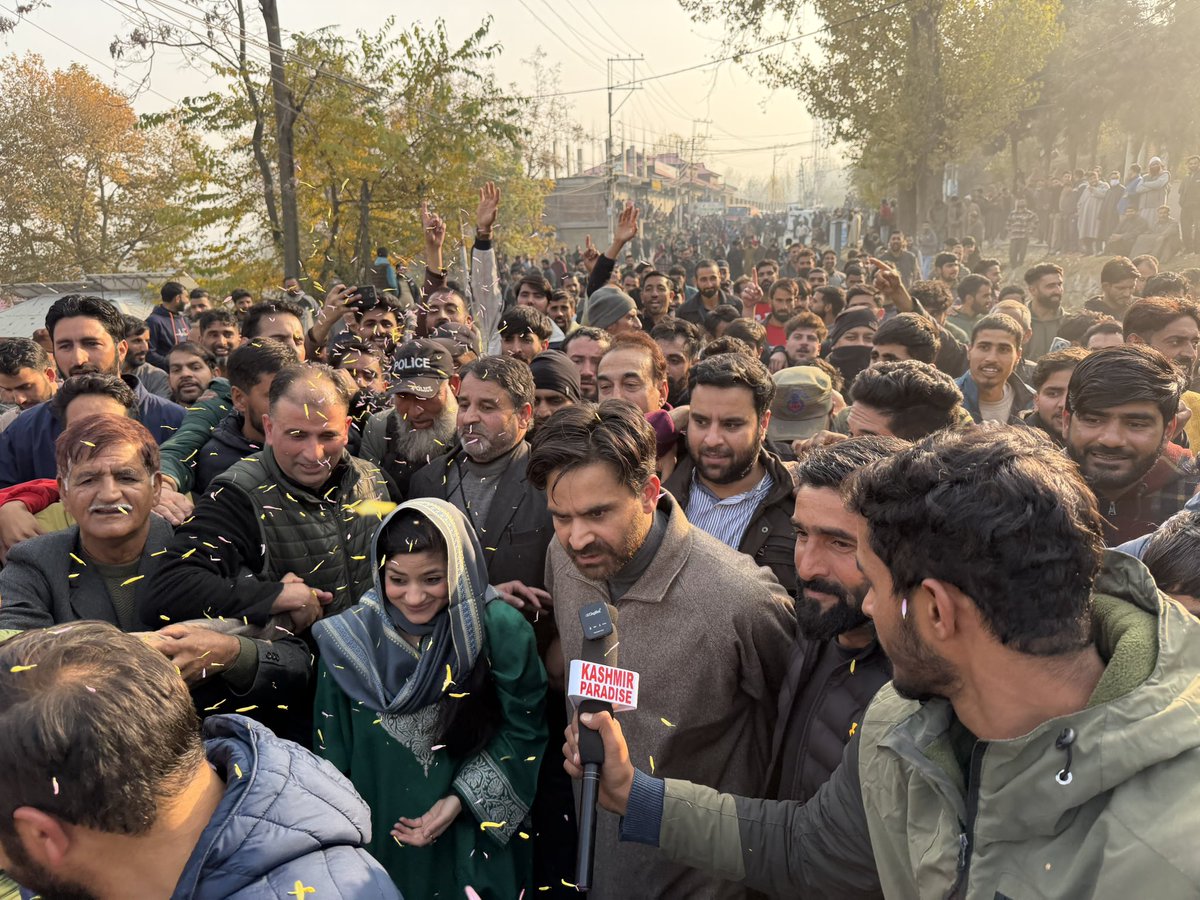PDP supporters welcome party leaders <a href="/parawahid/">Waheed Para</a> and <a href="/IltijaMufti_/">Iltija Mufti</a> as the party celebrates its victory in the Budgam assembly seat. #BudgamElectionResult