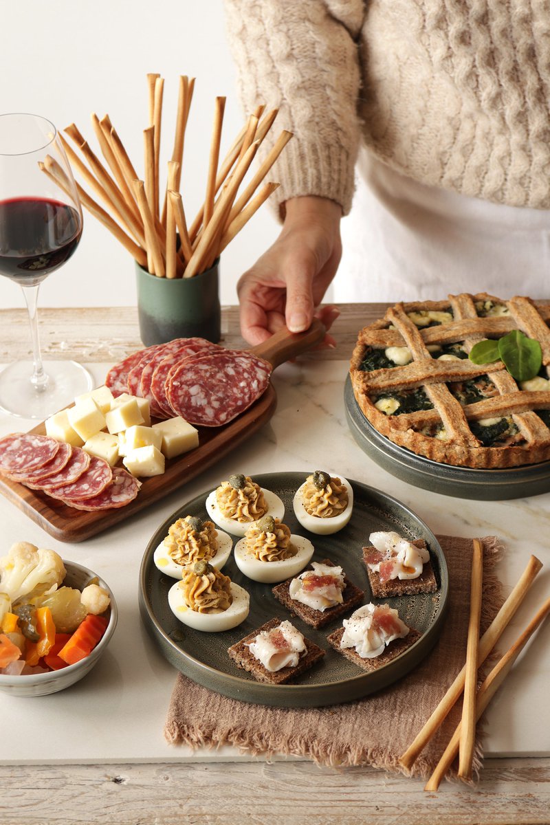 November weekends are made for slowing down and sharing good food with the ones you love. 
And what’s better than a perfectly crafted charcuterie board ? Pair this fall-inspired board with a bold red wine like italian Nebbiolo or the more sophisticated Barol🍷