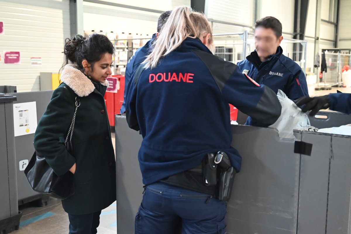 Prefet38's tweet image. #ContrôleDouane | Pauline Girardot, directrice de cabinet de la préfète de l&apos;#Isère, a participé aux côtés de la @douane_france, à une opération de contrôle des colis provenant des plateformes de e-commerce, au centre de distribution Mondial Relay à #Grenoble.

🎯 Vérifier la…