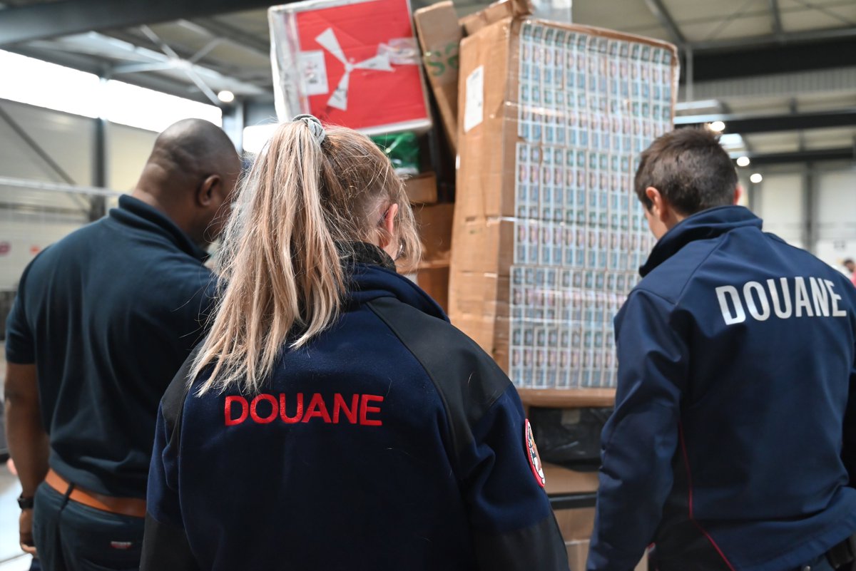 Prefet38's tweet image. #ContrôleDouane | Pauline Girardot, directrice de cabinet de la préfète de l&apos;#Isère, a participé aux côtés de la @douane_france, à une opération de contrôle des colis provenant des plateformes de e-commerce, au centre de distribution Mondial Relay à #Grenoble.

🎯 Vérifier la…