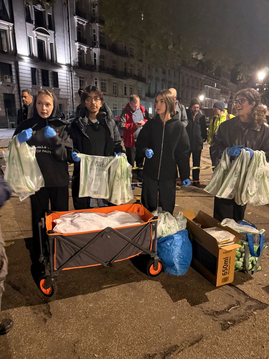 TimetoHelpUK's tweet image. A huge thank you to everyone who came through this week to spread some love and kindness with us 🤍 Our volunteers packed fresh and hot meals for our neighbours facing homelessness.

We’re constantly inspired by the energy our volunteers bring into the room and it reminds us how…