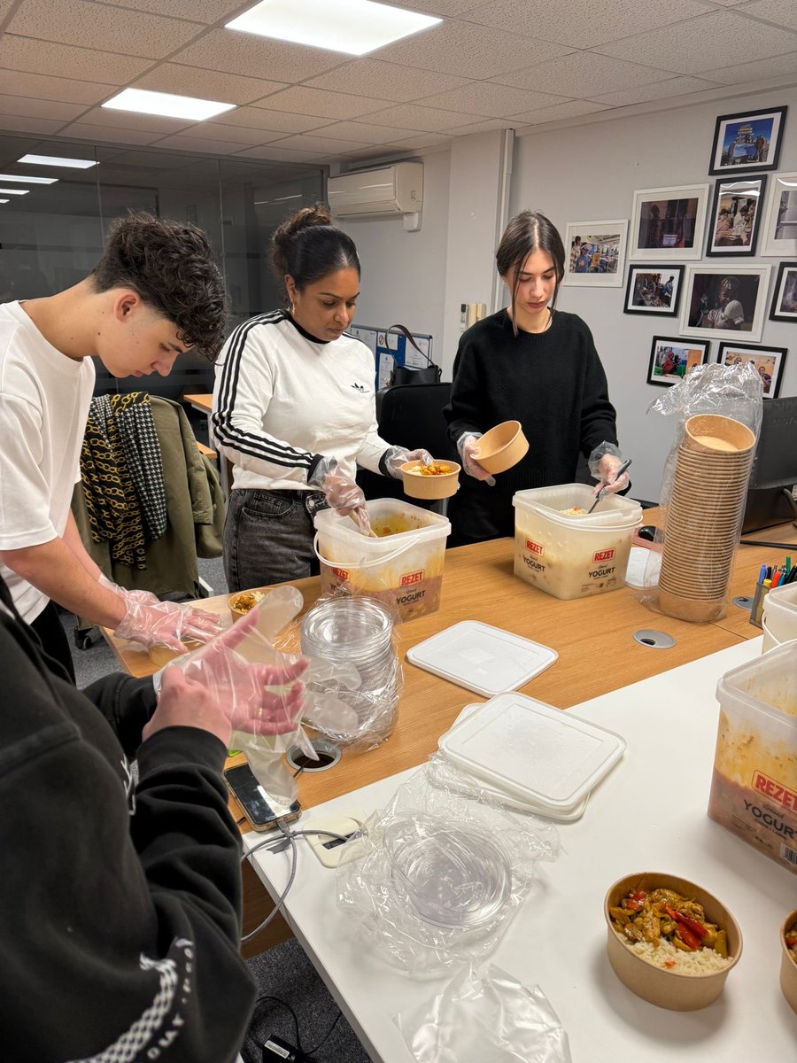 TimetoHelpUK's tweet image. A huge thank you to everyone who came through this week to spread some love and kindness with us 🤍 Our volunteers packed fresh and hot meals for our neighbours facing homelessness.

We’re constantly inspired by the energy our volunteers bring into the room and it reminds us how…