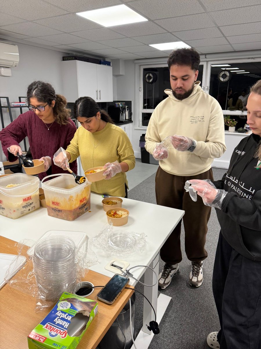 TimetoHelpUK's tweet image. A huge thank you to everyone who came through this week to spread some love and kindness with us 🤍 Our volunteers packed fresh and hot meals for our neighbours facing homelessness.

We’re constantly inspired by the energy our volunteers bring into the room and it reminds us how…