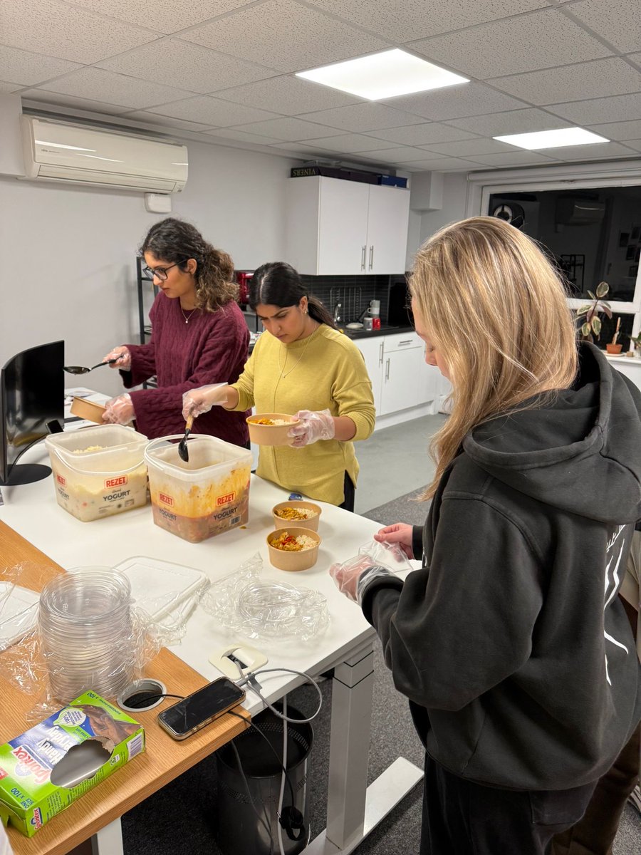 TimetoHelpUK's tweet image. A huge thank you to everyone who came through this week to spread some love and kindness with us 🤍 Our volunteers packed fresh and hot meals for our neighbours facing homelessness.

We’re constantly inspired by the energy our volunteers bring into the room and it reminds us how…