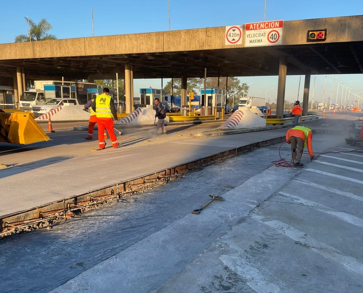 Tránsito normal en el #TúnelSubfluvial. 
Recordamos a los usuarios que siguen las obras de bacheo en la cabecera #SantaFe y en la cabecera #Paraná. Por lo que se recomienda circular con precaución respetando las indicaciones en esas zonas.