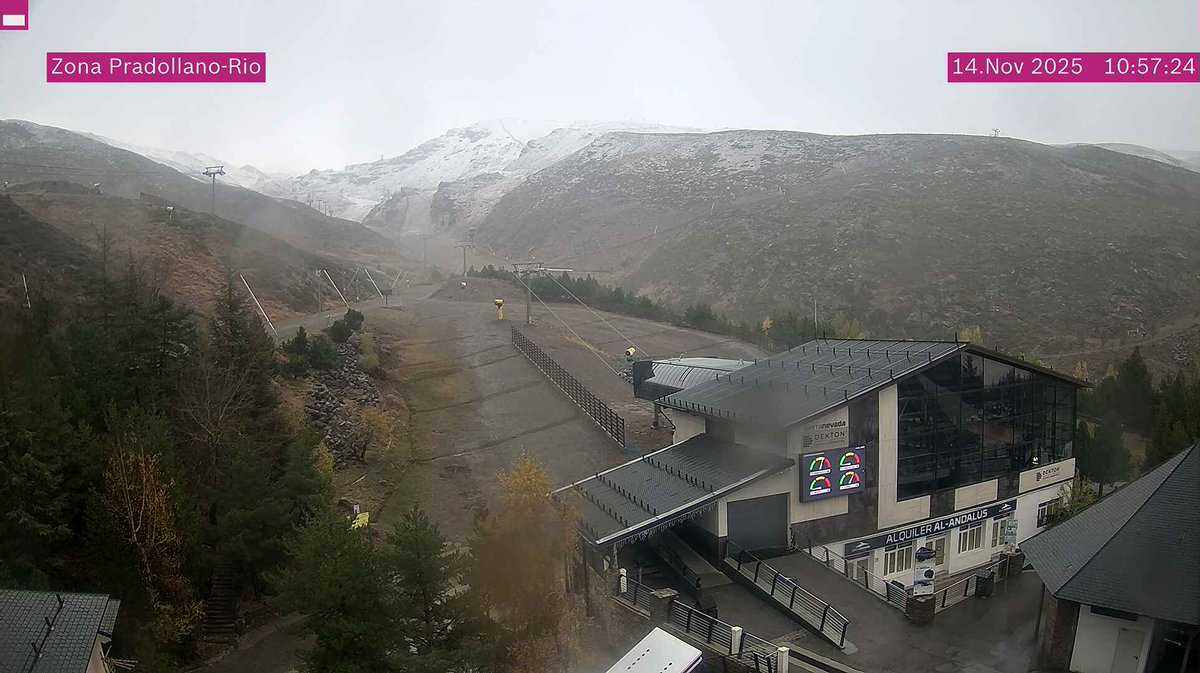 La cota de #nieve en #SierraNevada ha ido bajando gradualmente desde 2900 hasta 2300 (con copos en Pradollano a 2100 según informa <a href="/MeteoSN/">MeteoSN</a> ). Ahora ha vuelto a subir pero sigue nevando en Borreguiles a 2700