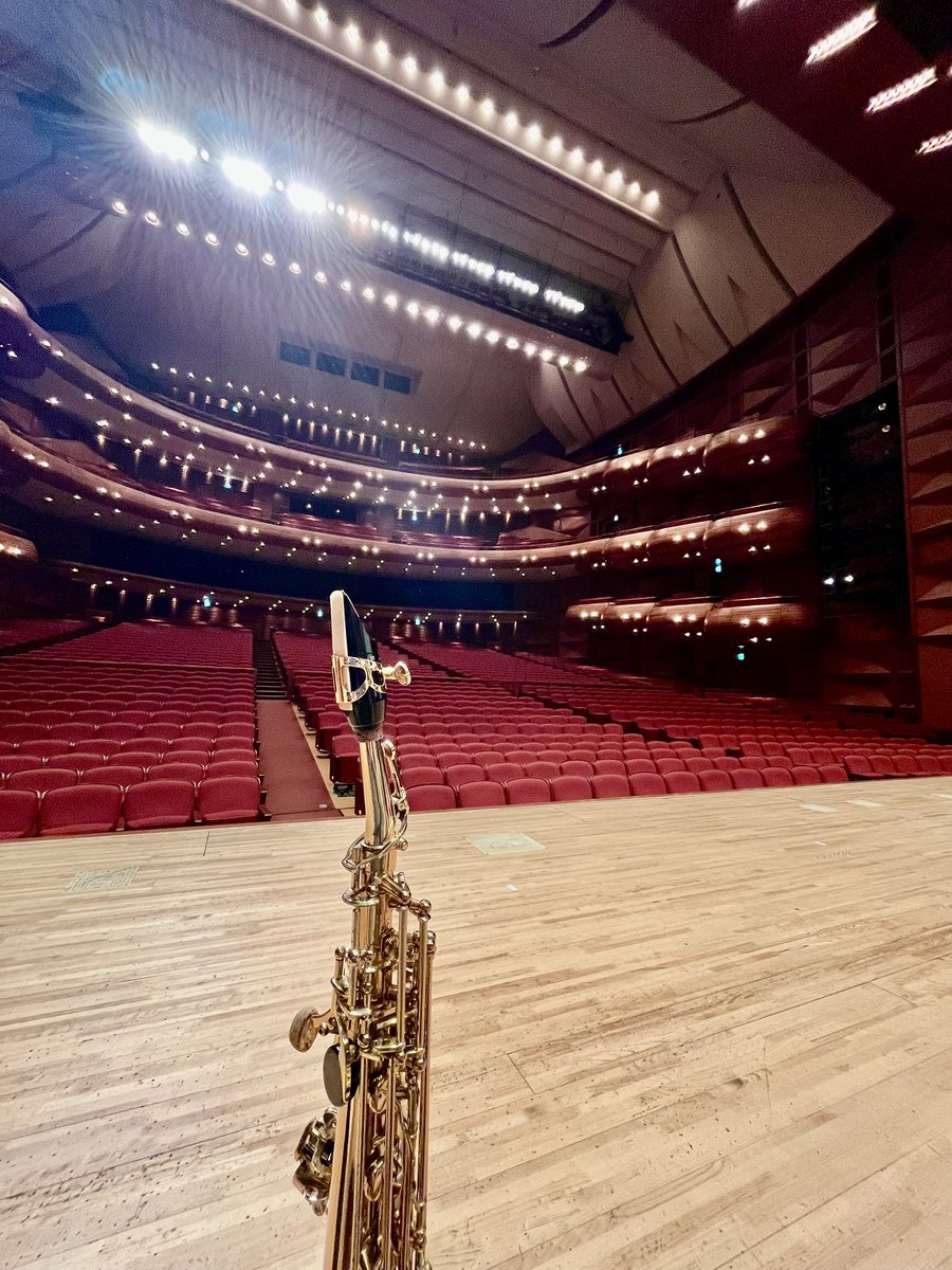 佐渡裕×シエナウインド《ブラスの祭典 2025》ツアーの足利・氷見・神戸公演に出演させていただきました。
デ=メイの「指輪物語」でのソプラノソロ、ドキドキでしたが吹き切りました。星条旗でのお客様との共演も楽しかったー！本当にありがとうございました。