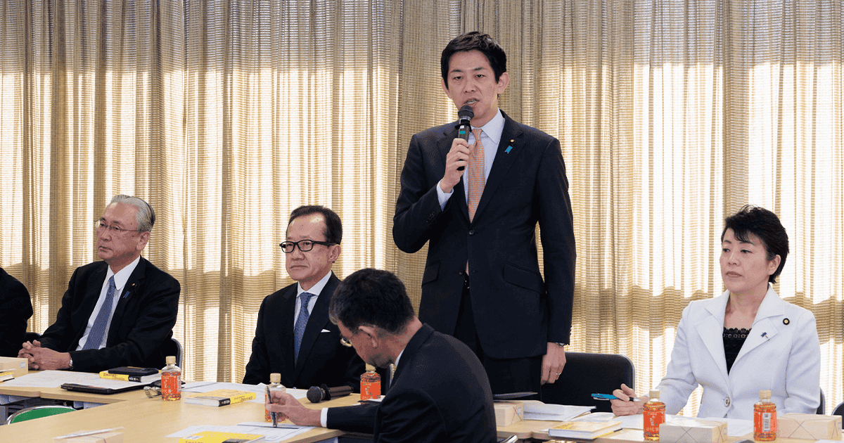 jimin_koho's tweet photo. #自由民主先出し
📌情報収集能力の強化が急務
インテリジェンス戦略本部が初会合
党インテリジェンス戦略本部(本部長・小林鷹之政務調査会長)は11月14日、元国家安全保障局長の北村滋氏を招き、わが国のインテリジェンスの現状や課題についてヒアリングしました。
「国益を守り、国家の安全を確保するためにはインテリジェンスに関する国家機能の強化が急務」と、小林本部長は語った上で「この本部では司令塔機能の強化、対外情報収集能力の抜本的強化、そして外国からの干渉を防ぎ、国内の安全を確保する体制の構築という3つを、中期的なビジョンを持って議論していく」と、国民の命を守るためのインテリジェンス機能強化に向けた議論を行う同本部の意義を強調しました。
北村氏はわが国の状況を踏まえた外交、情報、国防、経済のバランスをとる重要性を唱えました。出席した議員からは、各省から集まった人員が数年で交代する既存の人事体制の改良を求める等の声が上がりました。
#ニュース #購読者募集中
https://t.co/xJDCnv8Ele