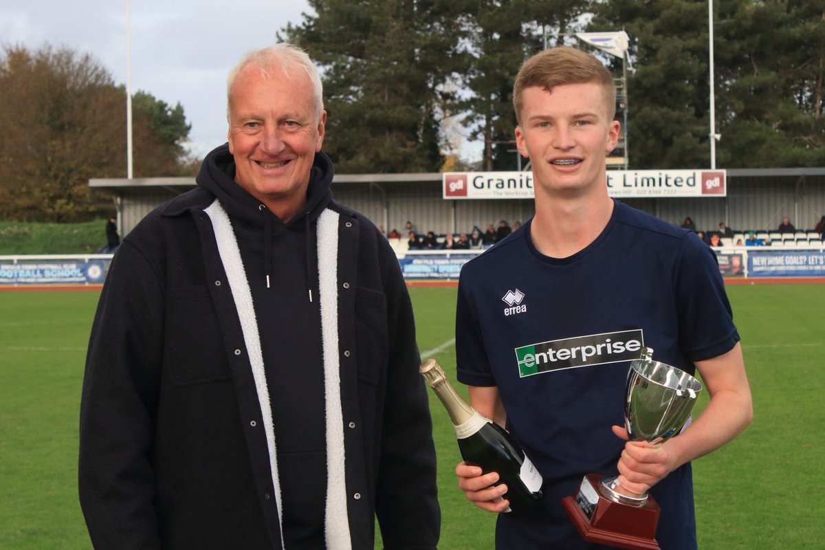 🏆𝗖𝗼𝗻𝗴𝗿𝗮𝘁𝘀, 𝗛𝗮𝘆𝗱𝗲𝗻!
ETFC's Player of the Month award for October went to Hayden Bullas for a string of assured performances in midfield. He received his trophy from Rick Howlett of sponsors Vanderpump &amp; Sykes.

#UpTheTown 🤍💙