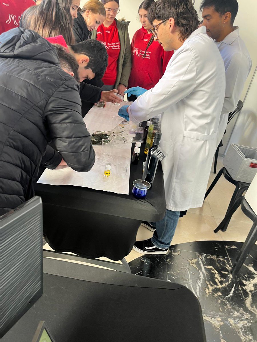 AMcarvelo's tweet photo. “¡Otro año más en la #SemanaDeLaCiencia! @fcienciasugr 
Nuestra actividad ¿Es la química aburrida? vuelve a demostrar que la respuesta es un rotundo ¡NO! 💥🧪
Gracias a tod@s los que vinisteis a experimentar y disfrutar con nosotr@s. #CienciaParaTodos https://t.co/UdBPROU0i7