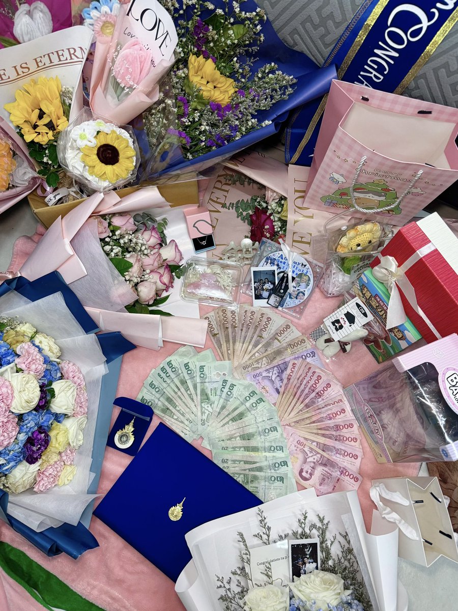daisyluvmemine's tweet photo. — finally graduated (🎓💐)

“สำเร็จไปอีกขั้นแล้วว ขอบคุณครอบครัว เพื่อนพี่น้อง คนรอบข้าง ที่อยู่มาด้วยกัน ขอบคุณศิลปินคนโปรดที่คอยฮีลใจ และขอบคุณตัวเองมากที่สุด เก่งมากเลยเว้ย”

🤍; proud of this version of me https://t.co/azIIiccYsI