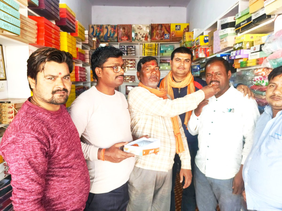 gyaneshshukla00's tweet image. #बिहार_में_फिर_एक_बार_एनडीए_सरकार
#जश्न_जीत_का
बिहार में फिर से एनडीए सरकार के बहुमत प्राप्त करने पर अपने भाजपा परिवार के साथ एक दूसरे को मिठाई खिलाकर जश्न मनाया।। 
#BiharEllectionResults  @narendramodi @NitishKumar @PawanSingh909