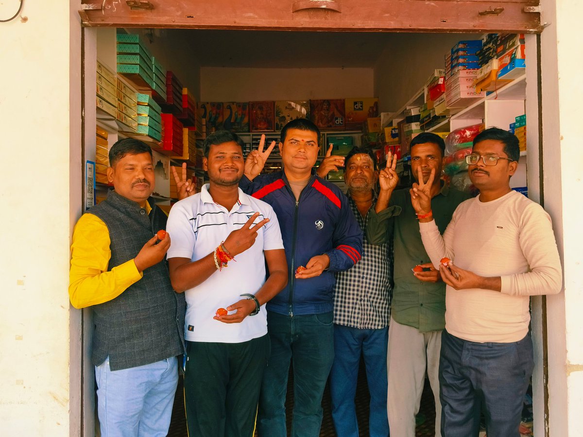 gyaneshshukla00's tweet image. #बिहार_में_फिर_एक_बार_एनडीए_सरकार
#जश्न_जीत_का
बिहार में फिर से एनडीए सरकार के बहुमत प्राप्त करने पर अपने भाजपा परिवार के साथ एक दूसरे को मिठाई खिलाकर जश्न मनाया।। 
#BiharEllectionResults  @narendramodi @NitishKumar @PawanSingh909