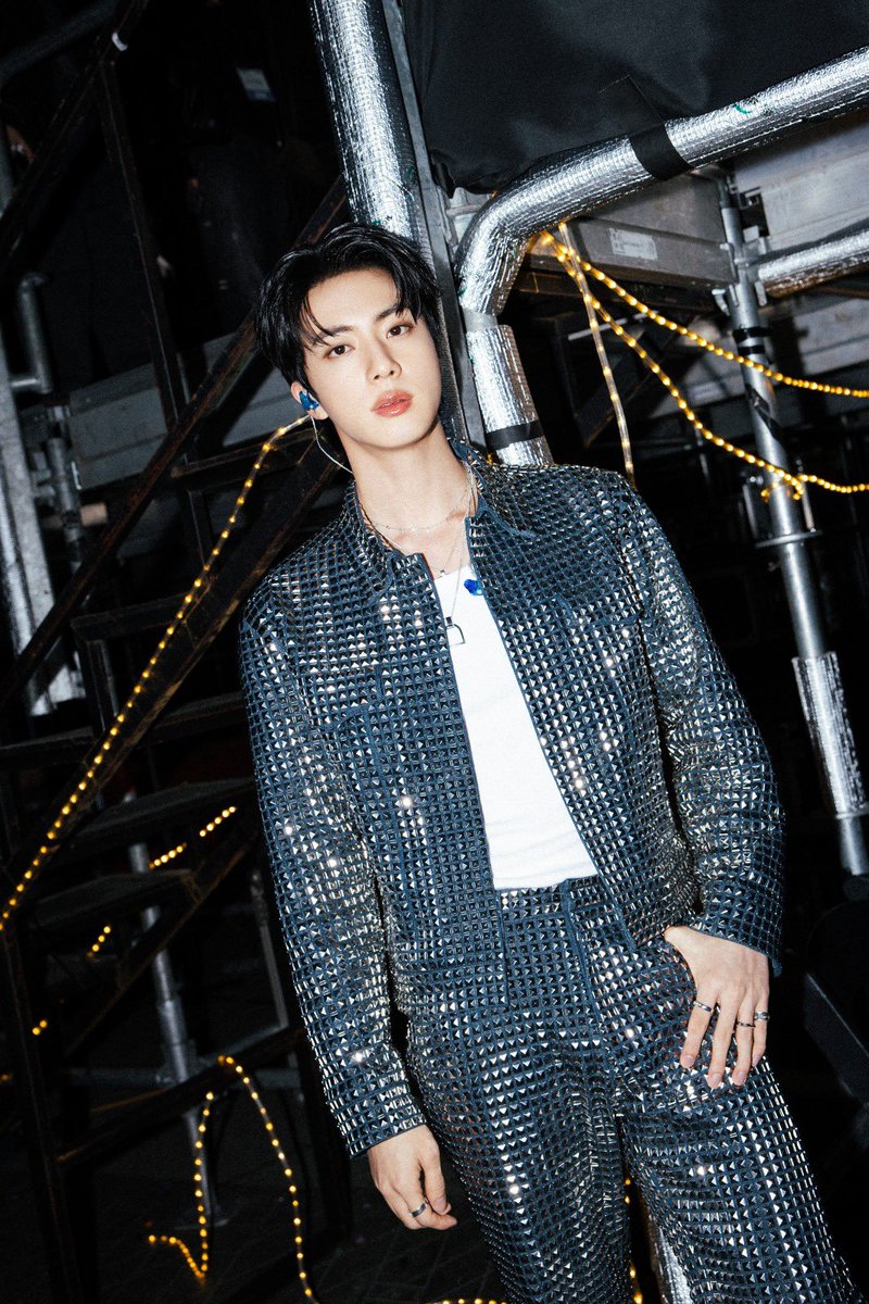 vmansea's tweet image. See these Asian stars in full #Gucci head to toe for style inspiration.

#GulfKanawut #JinBTS #ZhangLingHe #SongWeiLong