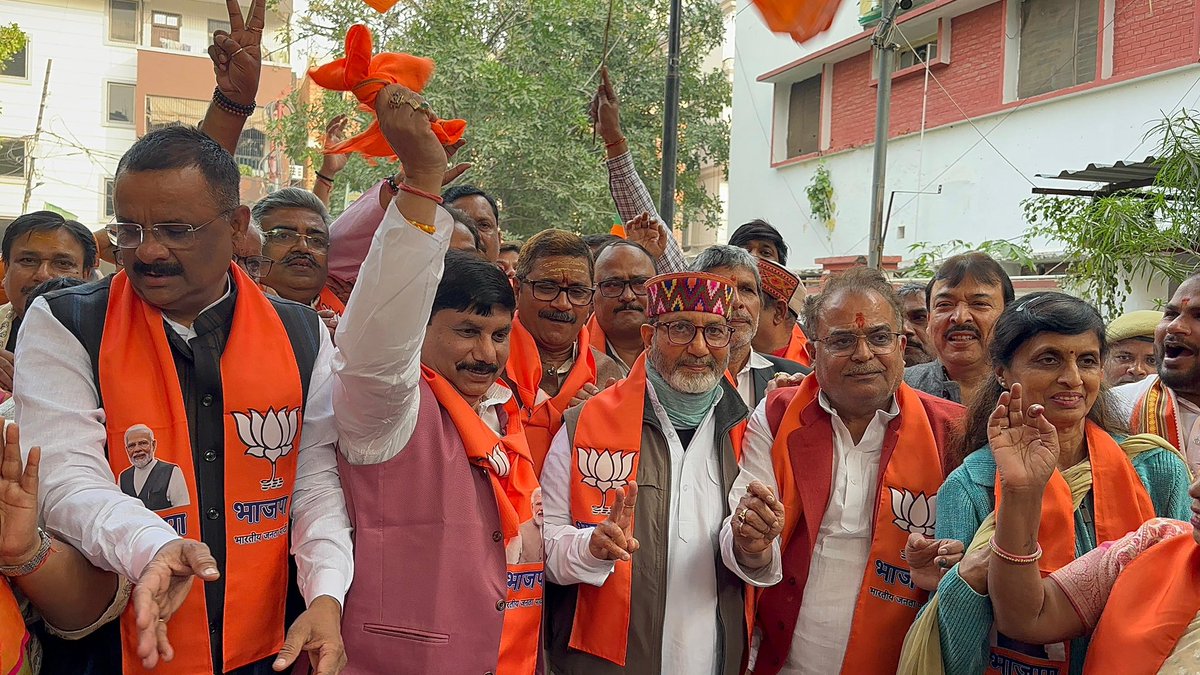 जंगल राज बनाम विकास 
में बिहार की जानता ने आदरणीय प्रधानमंत्री जी के विकास के मंत्र को आत्मसात कर राजग को ऐतिहासिक जीत दिलायी ।
अभिनंदन बिहार ।