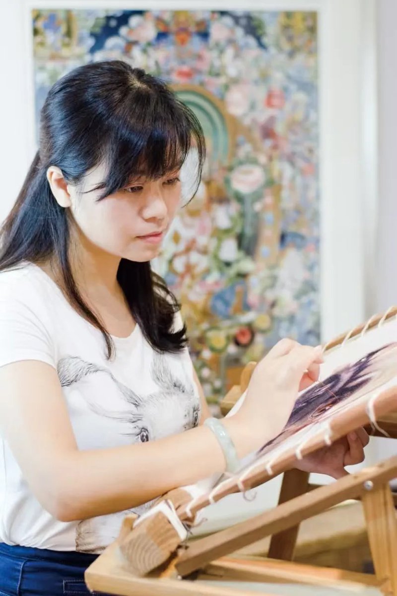 Liu Ya, a young Xiang embroidery artist from Yuhua district, Changsha, has had her stunning piece Green Parrot added to the collection of the Royal School of Needlework in the UK. It is the first bird-themed double-sided embroidery to be included in the collection.

Through