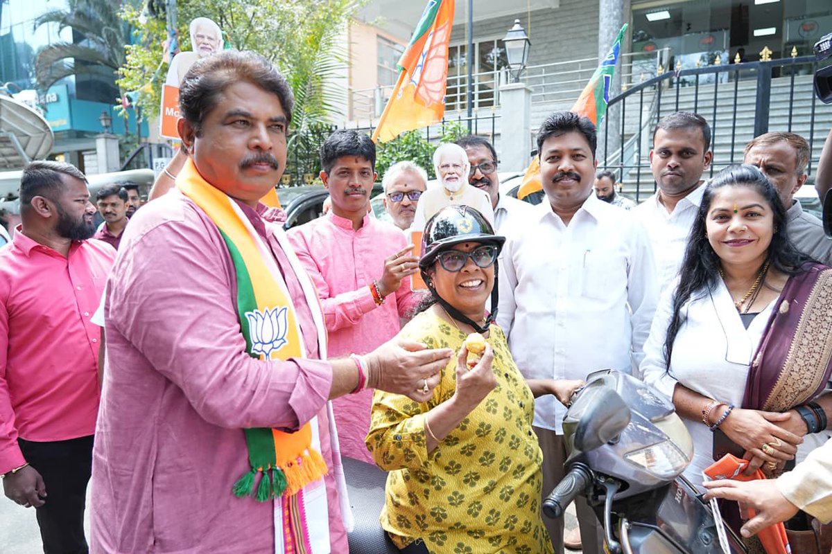 BRShetty1's tweet photo. ಬಿಹಾರ ವಿಧಾನಸಭೆಯಲ್ಲಿ NDA ಮೈತ್ರಿಕೂಟ ಅಭೂತಪೂರ್ವ ಗೆಲುವಿನ ಸಂಭ್ರಮಾಚರಣೆಯನ್ನ ಇವತ್ತು ಬೆಂಗಳೂರಿನಲ್ಲಿ ರಾಜ್ಯ ಬಿಜೆಪಿ ಮುಖ್ಯ ಕಛೇರಿ ಜಗನ್ನಾಥ ಭವನದಲ್ಲಿ ಆಚರಿಸಲಾಯಿತು ಈ ಸಂದರ್ಭದಲ್ಲಿ ವಿರೋಧ ಪಕ್ಷದ. ನಾಯಕರಾದ ಆರ್.ಅಶೋಕರವರು , ವಿಧಾನ ಪರಿಷತ್ ಸದಸ್ಯರಾದ ಲೇಹರ್ ಸಿಂಗ್ , ಮಾಧ್ಯಮ ಪ್ರಕೋಷ್ಟದ ರಾಜ್ಯ ಸಂಚಾಲಧ ಕರುಣಾಕರ ಕಸಾಲೆಯವರು, https://t.co/Eh23Di2Jrk