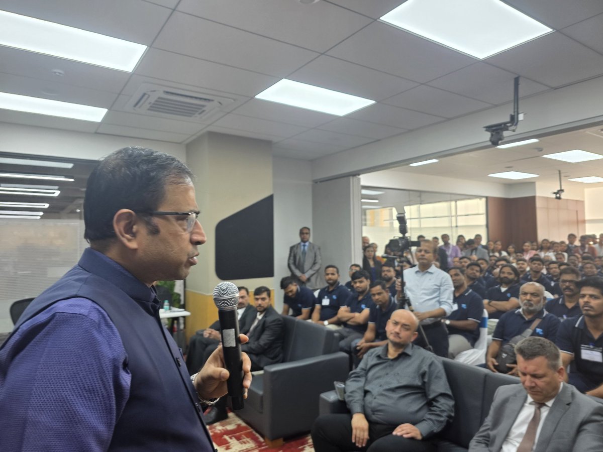 PrasharSdp's tweet photo. Capt Nitin Mukesh @dgshipping_IN said Seafarers Welfare Fund Society has ₹1500 Cr. Recently lot of Seafarers have been given direct benefits from this fund. Pls pass to all Seafarers. Any doubt , WhatsApp +91-99304 67030.
Owners pay ₹500 per Seafarer per month for onboard time. https://t.co/iKymPhcpBG