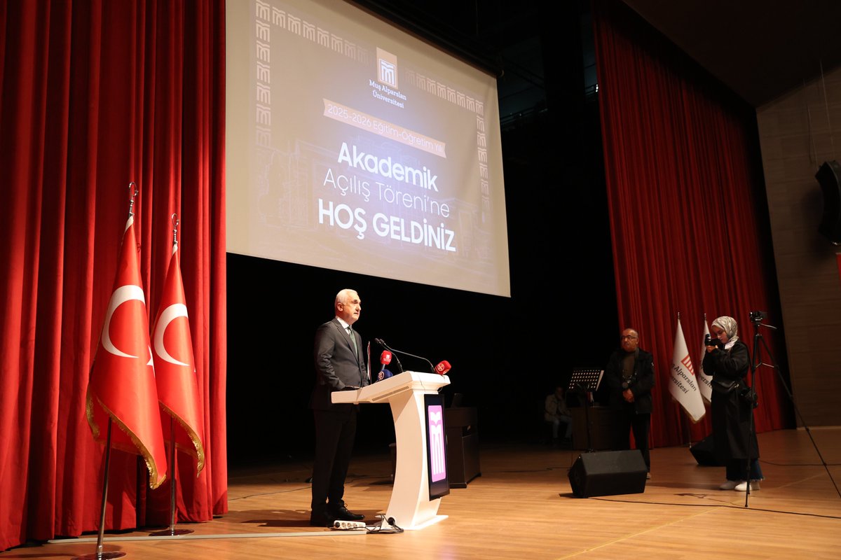 TCMusValiligi's tweet image. Valimiz Sayın @Valiavnicakir, ilimiz protokolü ile birlikte,
Muş Alparslan Üniversitesi 2025-2026 Eğitim-Öğretim Yılı Akademik Açılış Töreni’ne katıldı.

Program; saygı duruşu ve İstiklâl Marşı’nın okunmasının ardından üniversitenin tanıtım filmi gösterimi ile başladı.

Sayın…