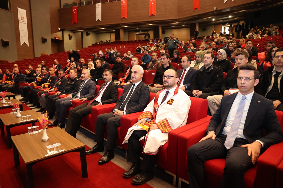 TCMusValiligi's tweet image. Valimiz Sayın @Valiavnicakir, ilimiz protokolü ile birlikte,
Muş Alparslan Üniversitesi 2025-2026 Eğitim-Öğretim Yılı Akademik Açılış Töreni’ne katıldı.

Program; saygı duruşu ve İstiklâl Marşı’nın okunmasının ardından üniversitenin tanıtım filmi gösterimi ile başladı.

Sayın…