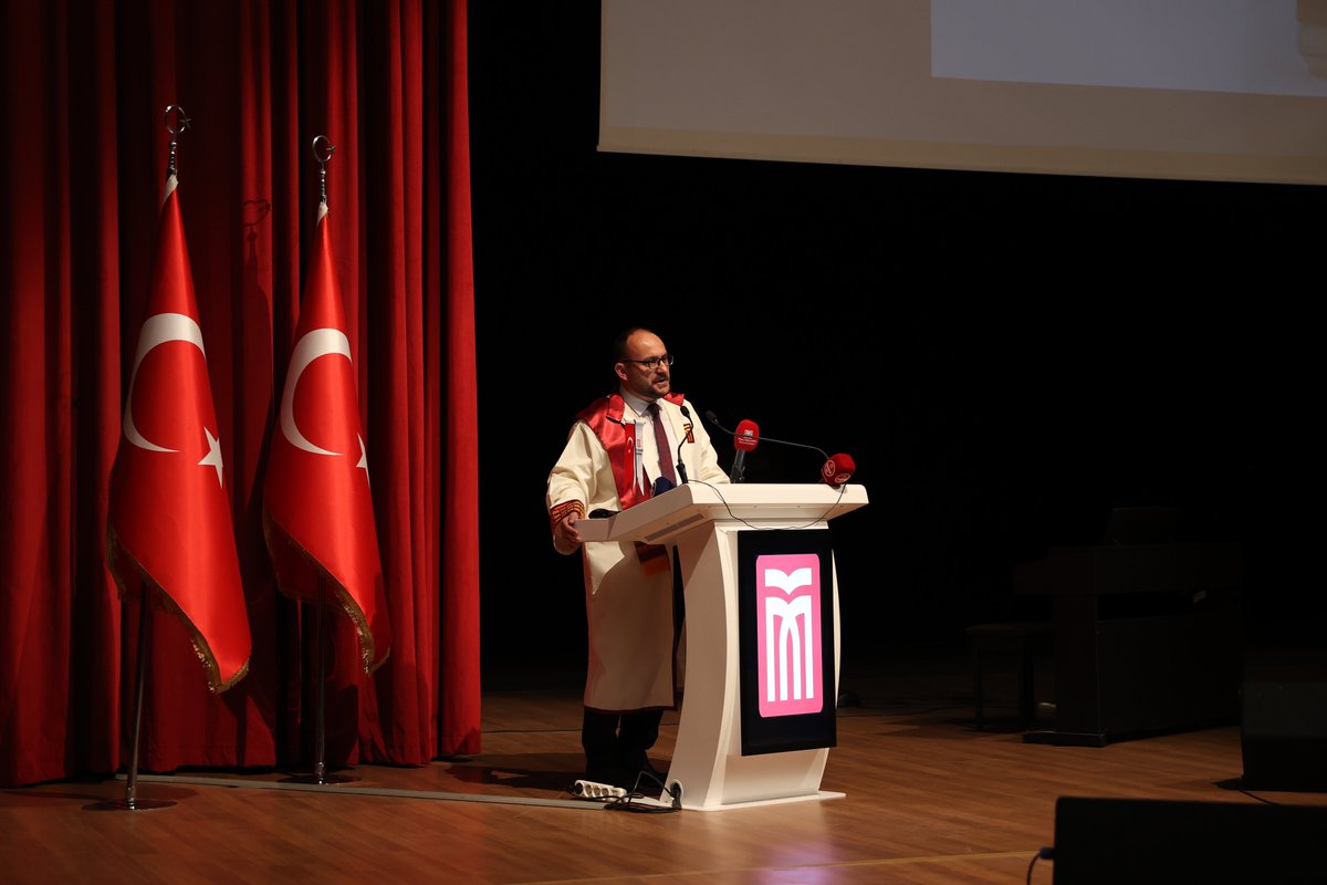 TCMusValiligi's tweet image. Valimiz Sayın @Valiavnicakir, ilimiz protokolü ile birlikte,
Muş Alparslan Üniversitesi 2025-2026 Eğitim-Öğretim Yılı Akademik Açılış Töreni’ne katıldı.

Program; saygı duruşu ve İstiklâl Marşı’nın okunmasının ardından üniversitenin tanıtım filmi gösterimi ile başladı.

Sayın…