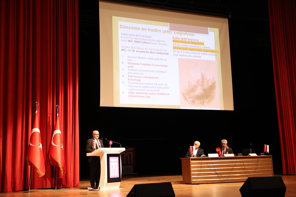 TCMusValiligi's tweet image. Valimiz Sayın @Valiavnicakir, ilimiz protokolü ile birlikte,
Muş Alparslan Üniversitesi 2025-2026 Eğitim-Öğretim Yılı Akademik Açılış Töreni’ne katıldı.

Program; saygı duruşu ve İstiklâl Marşı’nın okunmasının ardından üniversitenin tanıtım filmi gösterimi ile başladı.

Sayın…