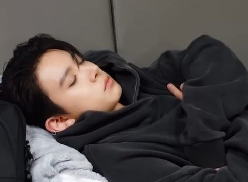 EVAN01ACE's tweet photo. 🐹😴🫳🏻 https://t.co/nXipnXVG8y