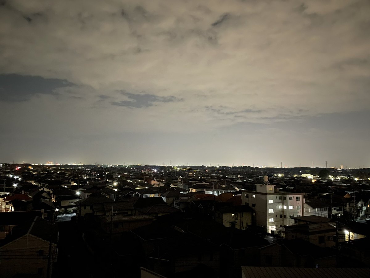 pulled4u's tweet image. 千葉県八千代市勝田台さん、大停電

この画像で見るより10倍ぐらい停電（点いてるのは街灯とか非常灯）