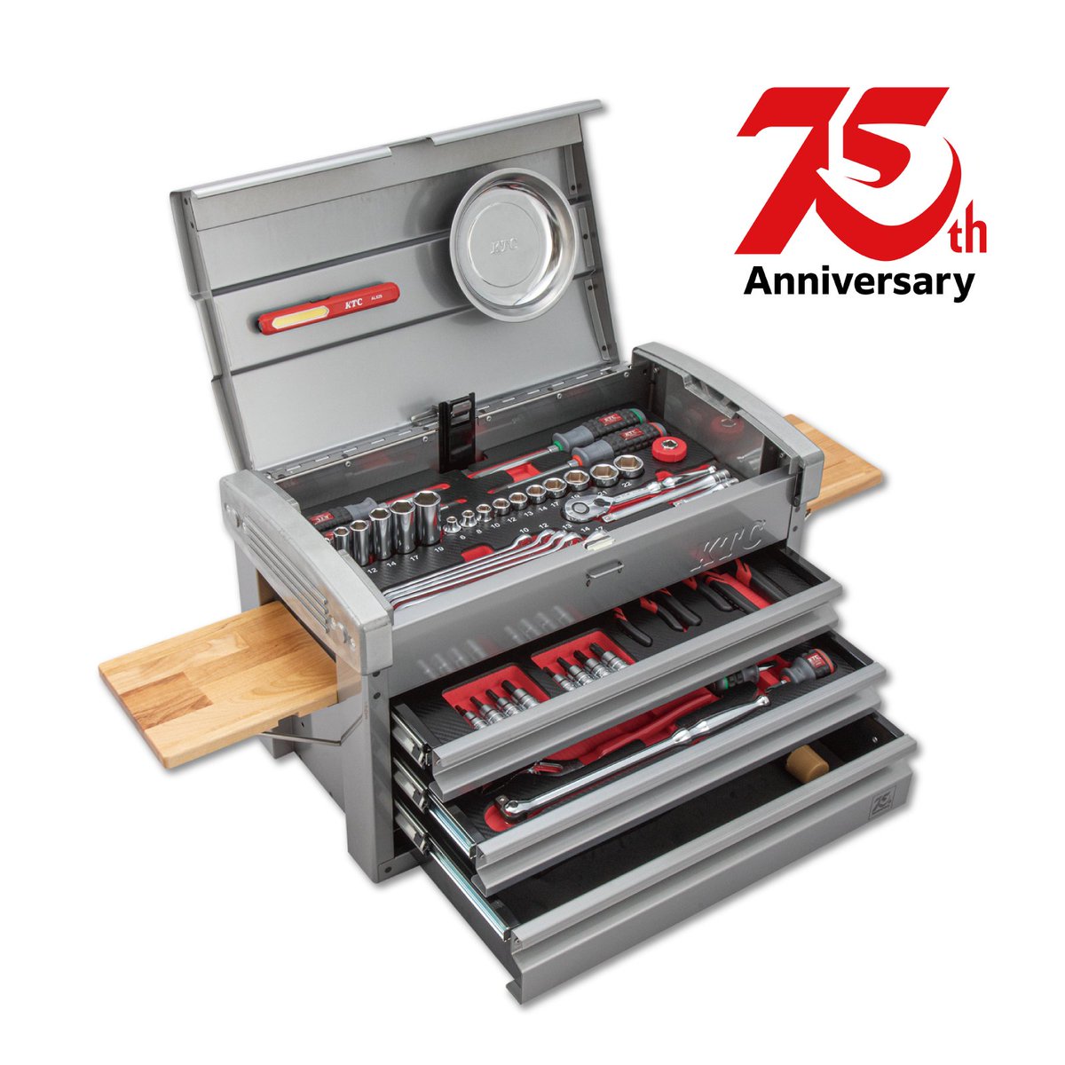 kyototool's tweet image. 【75周年記念限定工具セット】

75周年を記念した特別仕様のセットを数量限定で抽選販売！
ケースはクリア塗装のみ。ものづくりの過程をそのままに、素地や加工痕など一品ごとに異なる表情をデザインとして採用。  

・限定数 75セット
・価格198,000円(税抜)

続く↓