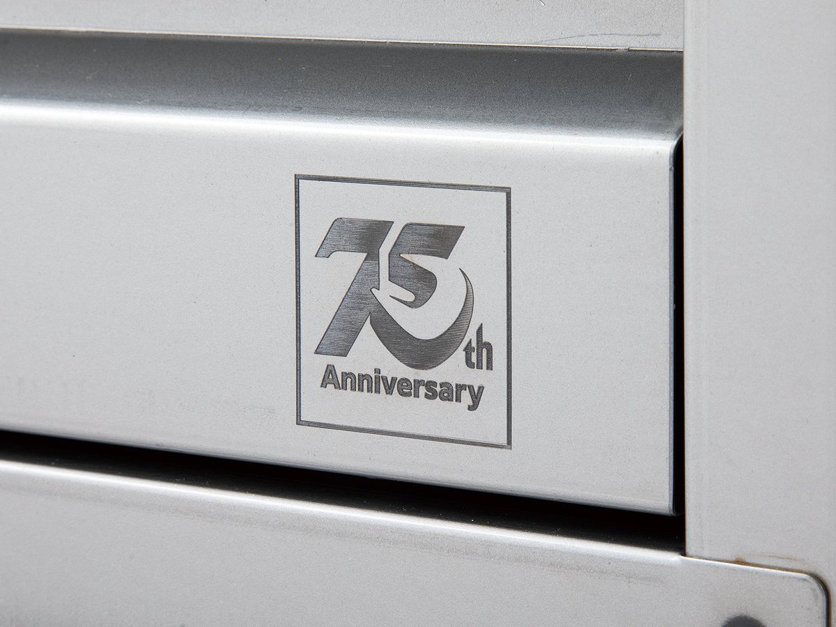 kyototool's tweet image. 【75周年記念限定工具セット】

75周年を記念した特別仕様のセットを数量限定で抽選販売！
ケースはクリア塗装のみ。ものづくりの過程をそのままに、素地や加工痕など一品ごとに異なる表情をデザインとして採用。  

・限定数 75セット
・価格198,000円(税抜)

続く↓