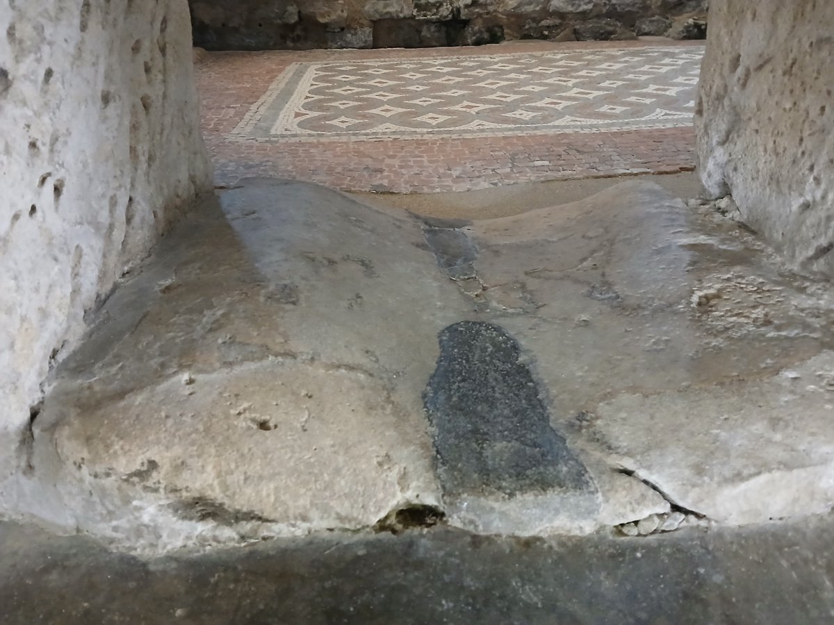 This worn stone marks the entrance to the warm room in Chedworth's bath house. For several centuries, people crossed this threshold on their way to the hot tub.

#Archaeology#RomanBritain #RomanEmpire