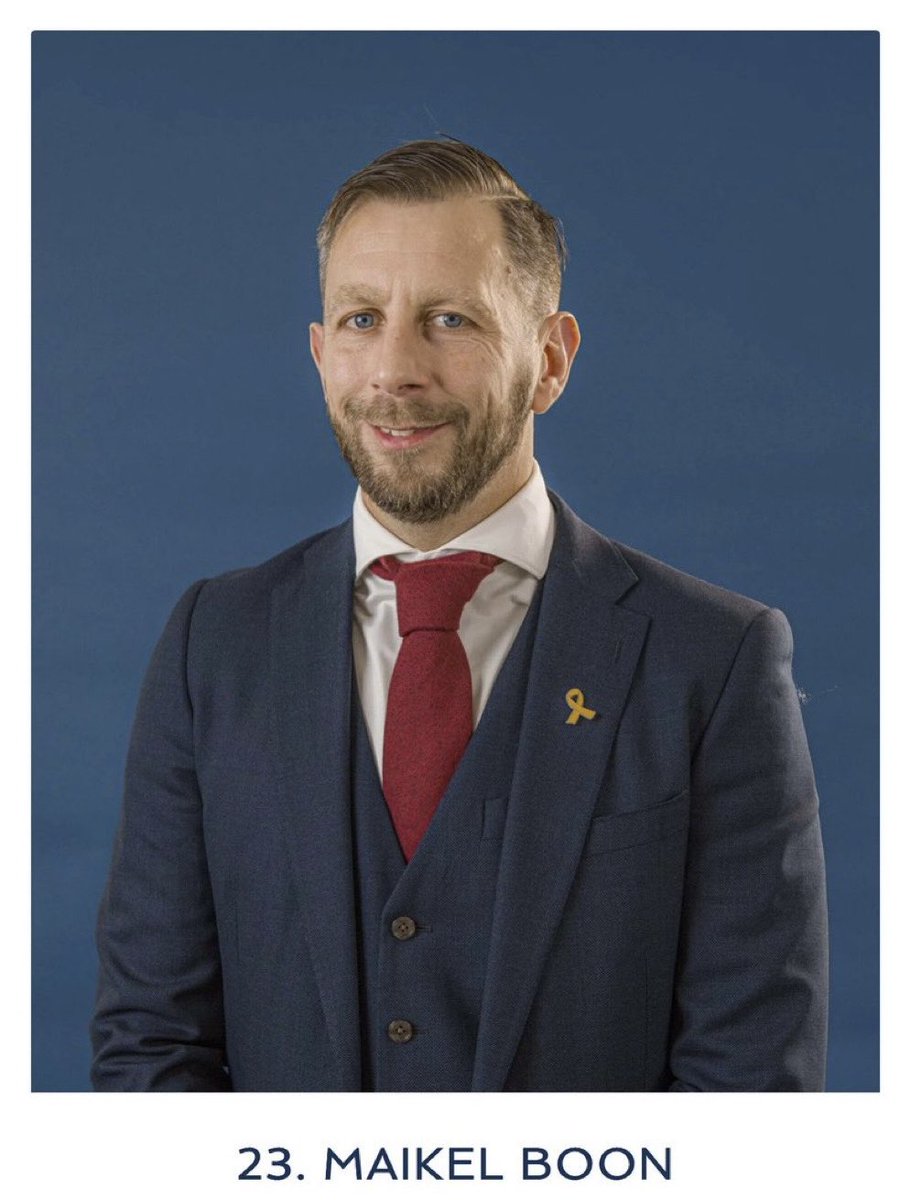 Pov: je hoort dat er iemand door je brievenbus naar binnen pist, dus doet snel de voordeur open om te kijken wie het is