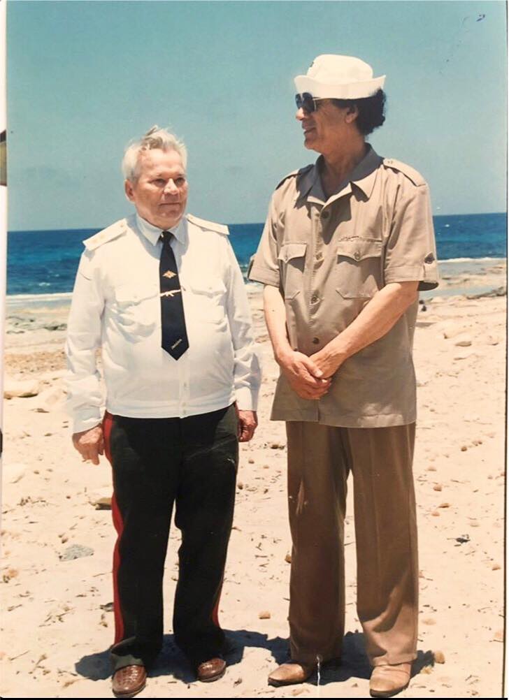 PicturesUssr's tweet image. Mikhail Kalashnikov (wearing an AK-47 tie pin) standing next to Colonel Gaddafi on the shores of Tripoli, Libya. Late 1990s.