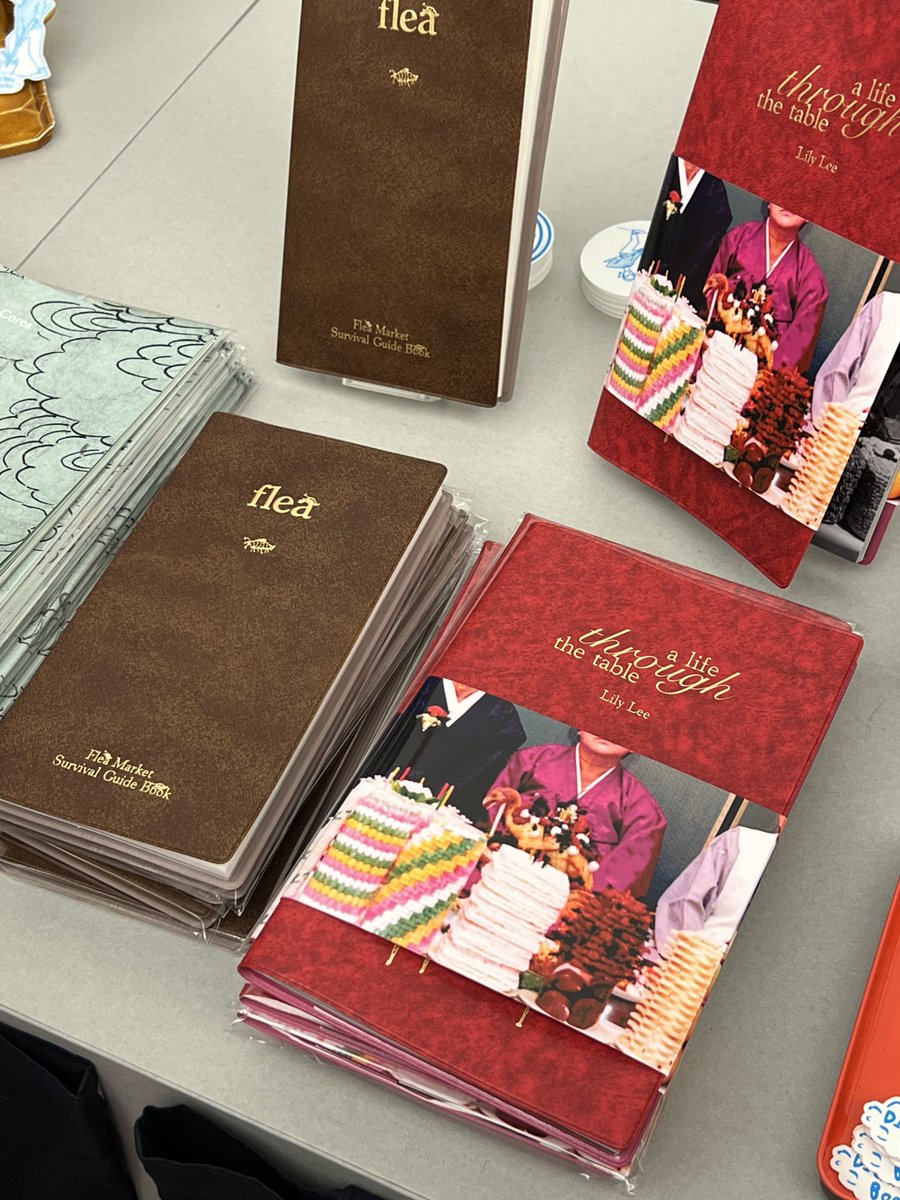 maythemusic's tweet image. 1. 온통 일본관련책들만 보이길래 흥미없었는데, 보석처럼 발견한 &amp;gt;국내&amp;lt;대전여행에 딱 필수조합인 입문서

2. 커버가 독특하고 레트로한 사진들도 좋았다!

3. 디자인감도가 오늘 본 책들중 가장 높아서 놀란 Aesthetics in Ebay..다좋았음 

4. 장손 각본집을 사면 대명식품도장을 찍을수있다? 🫛