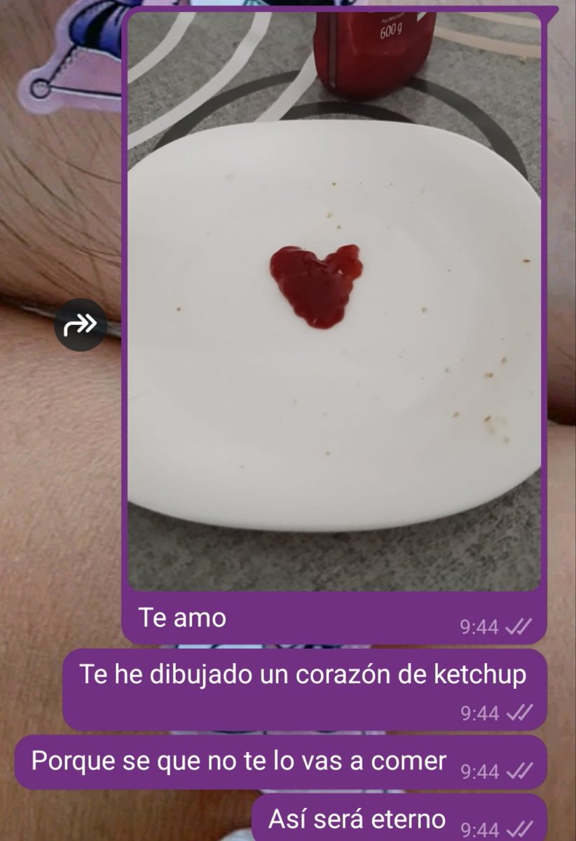 El romantisismo ha muerto, no le ha gustado :v (no se lo va a comer porque no le gusta el ketchup)