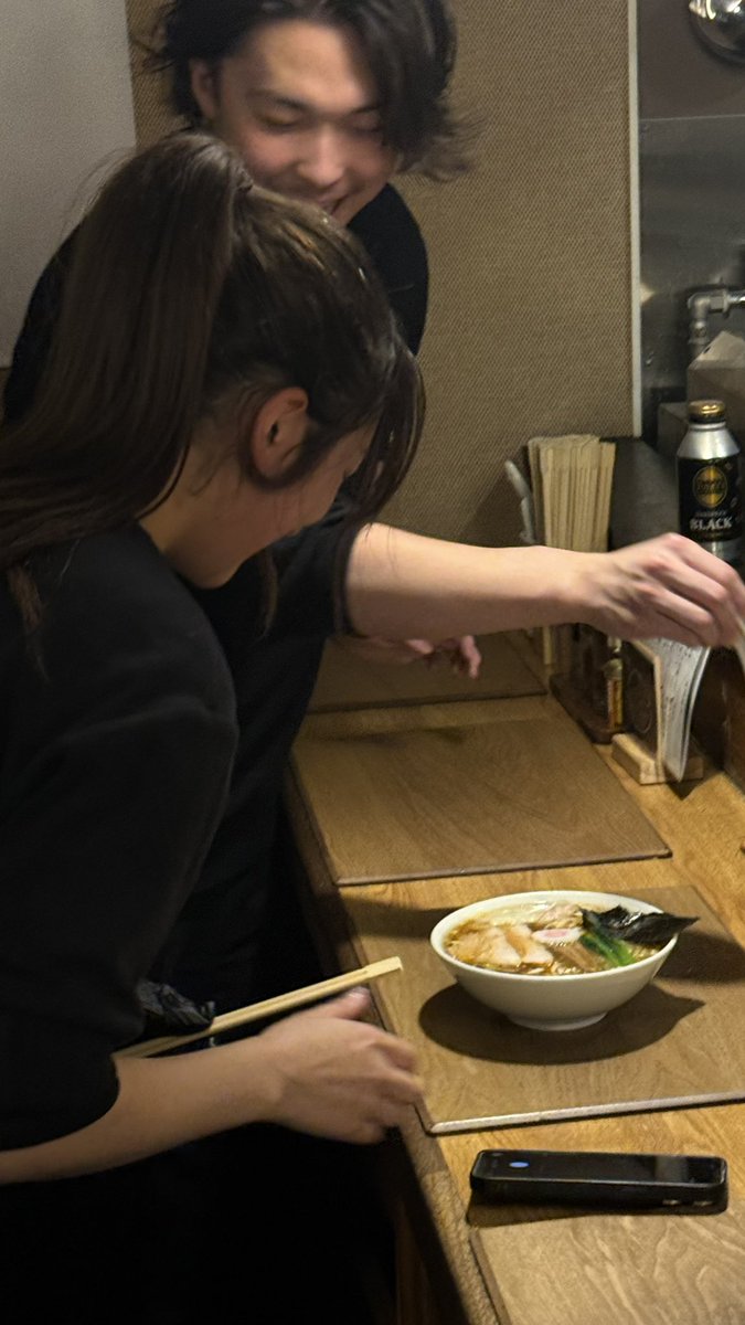 めいちゃんの中華そば、本当に素晴らしかった。

オープン前に駆けつけられて本当によかった。

前日思うようにスープが炊けなくて
泣いてたのも知ってたし
昨日も朝8時まで残って仕込みもしていた

初めて自分の一杯をお客さんに届ける日は
一生のうちでたった一度しかない特別な瞬間で