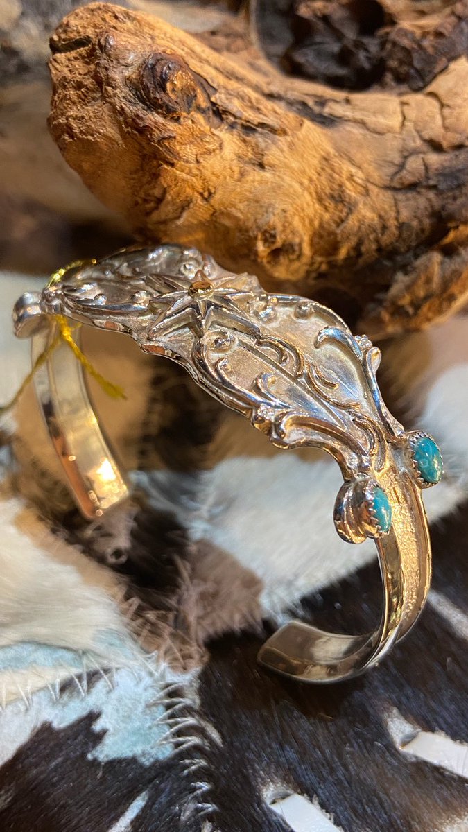 BIG HANDの一点物のバングルです✨全体的に白仕上げの綺麗なデザインで